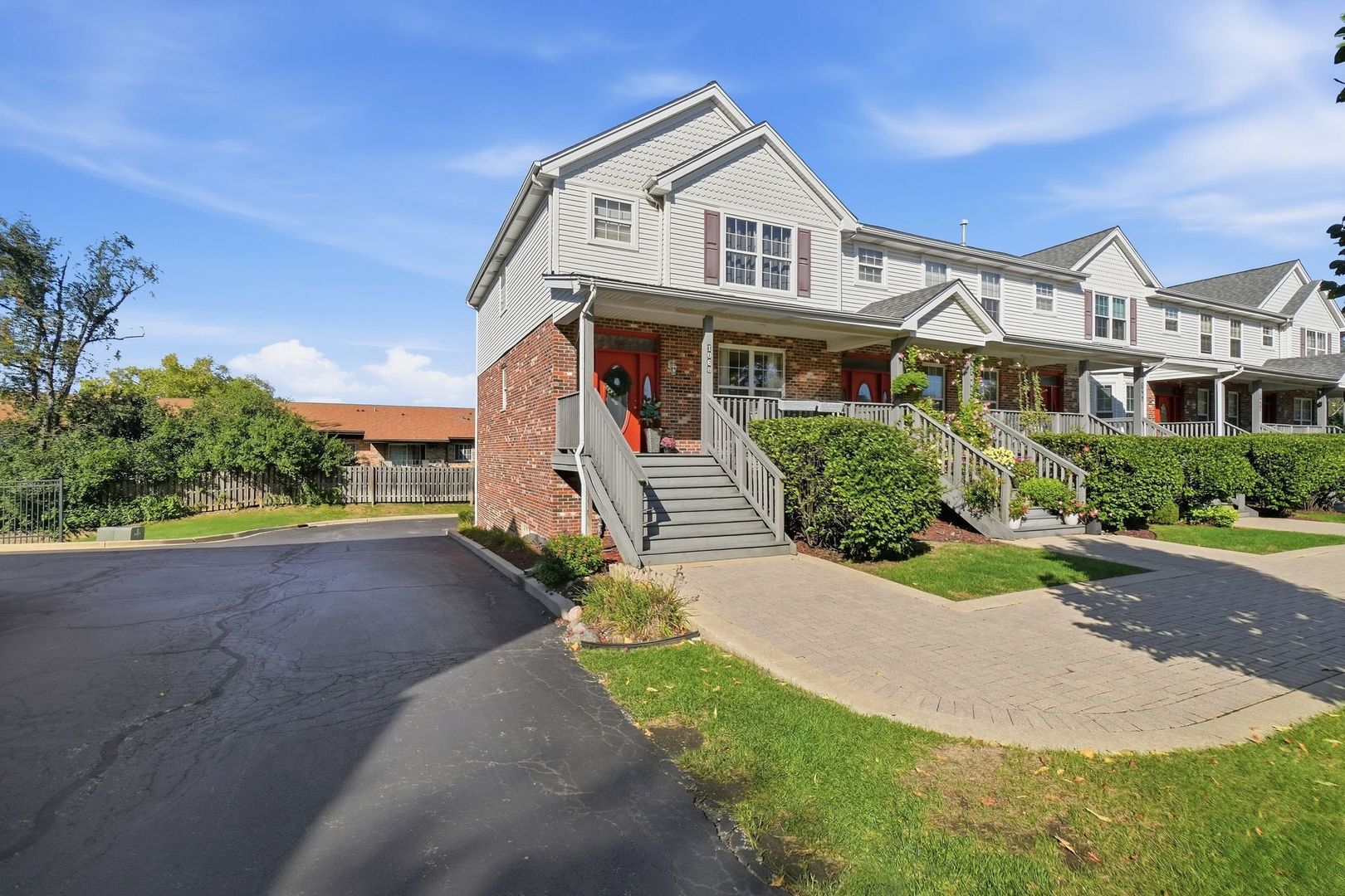 Home in Lombard, IL 60148 — photo 2