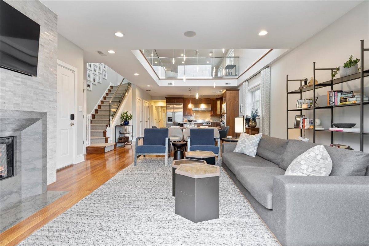 Home in Chicago, IL 60613 — photo 3