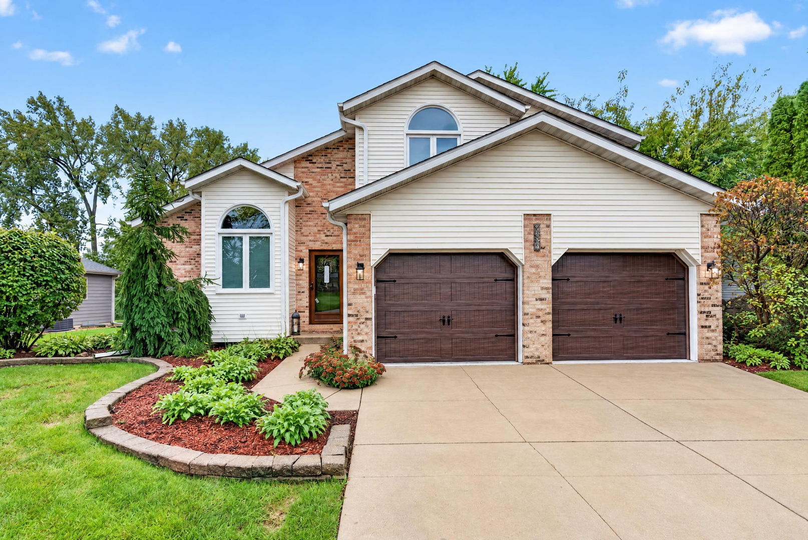 1114 Oxford Lane — photo
