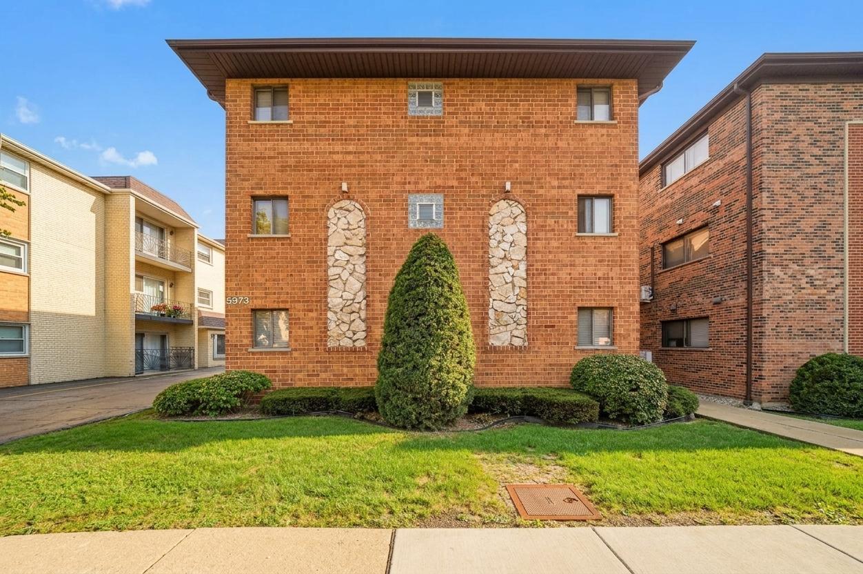 5973 N Northwest Highway Unit 2C — photo