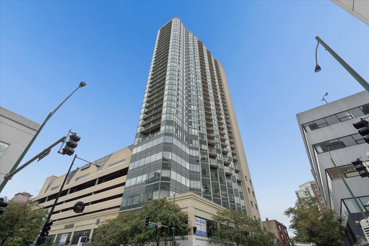 111 W Maple Street 3101 — photo