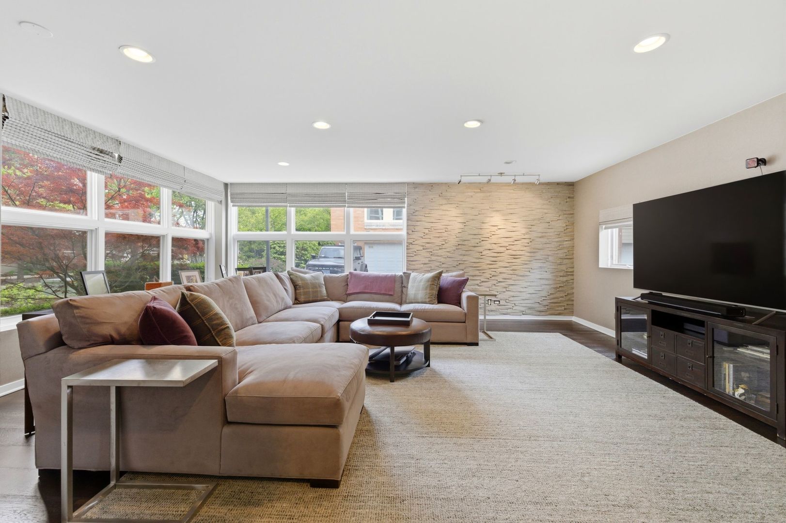 Home in Chicago, IL 60657 — photo 2