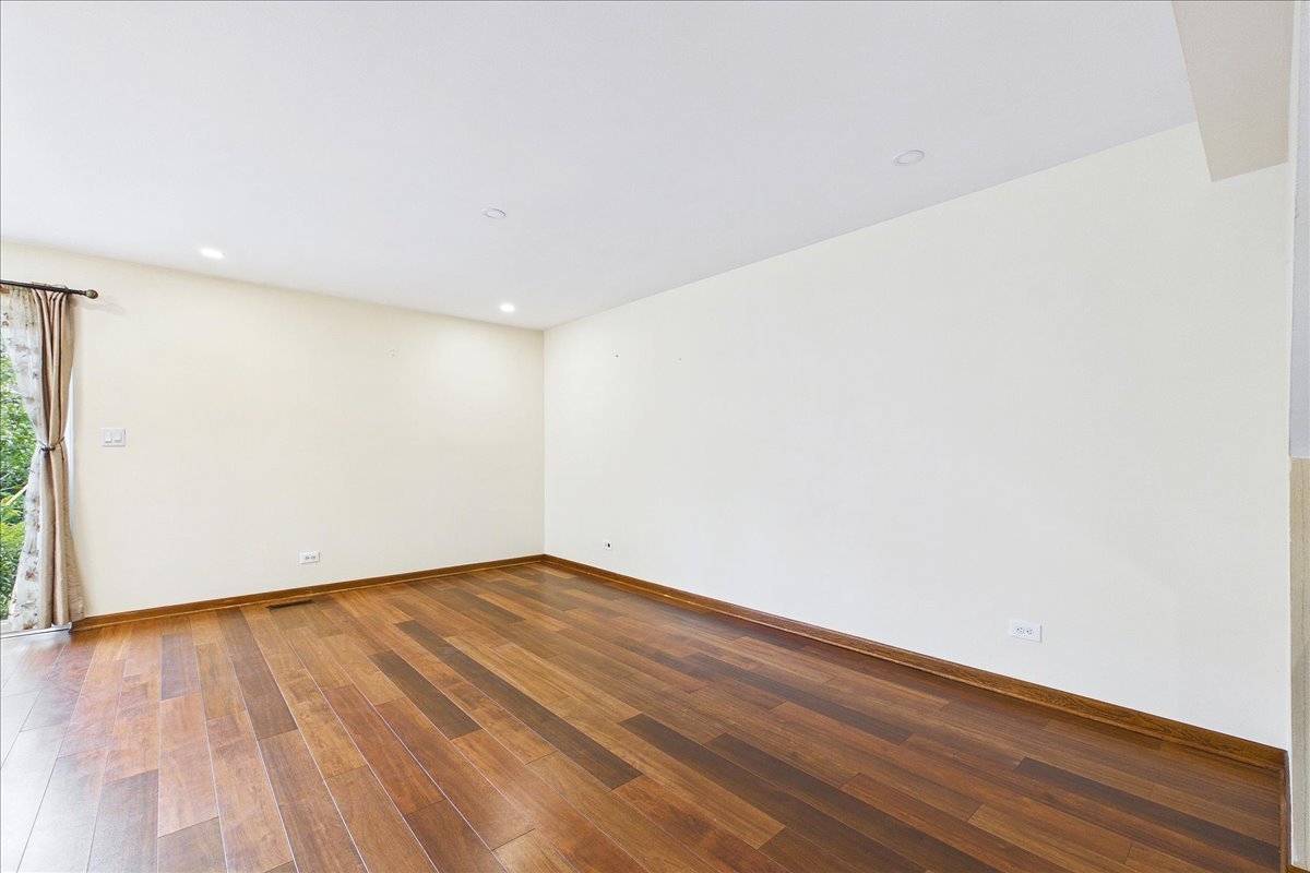 Home in Skokie, IL 60077 — photo 3