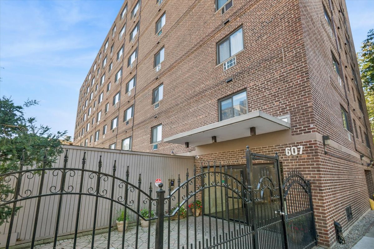 607 W Wrightwood Avenue Unit 809 — photo