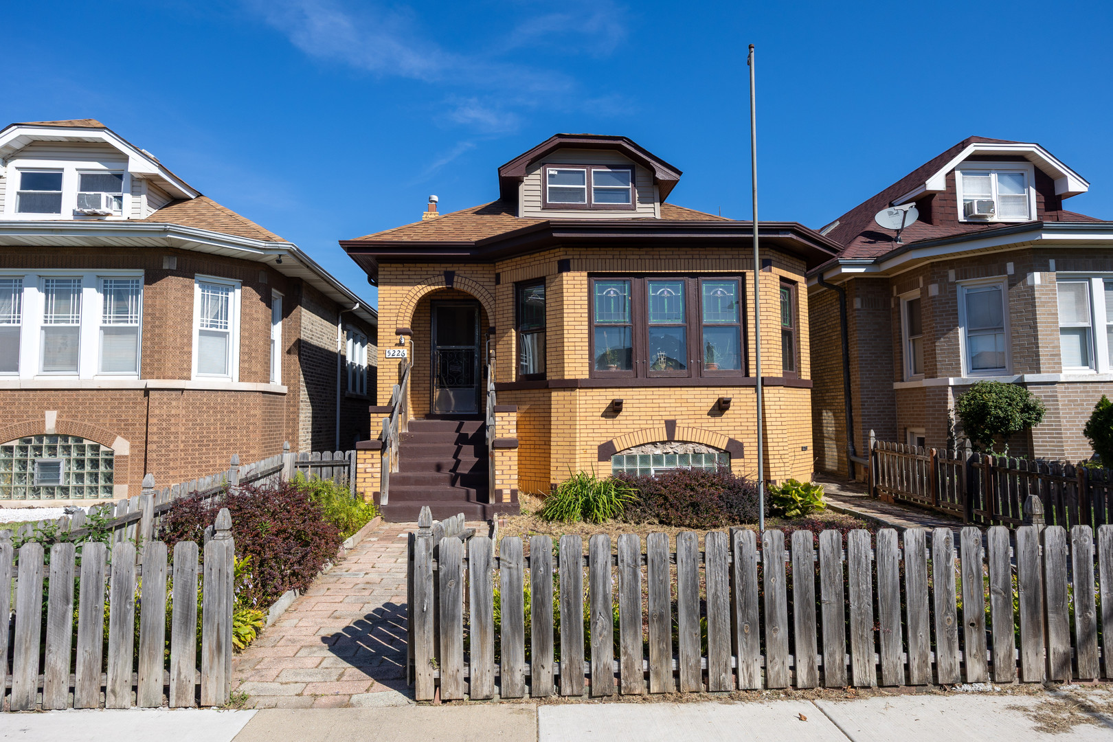 5226 W Wolfram Street — photo