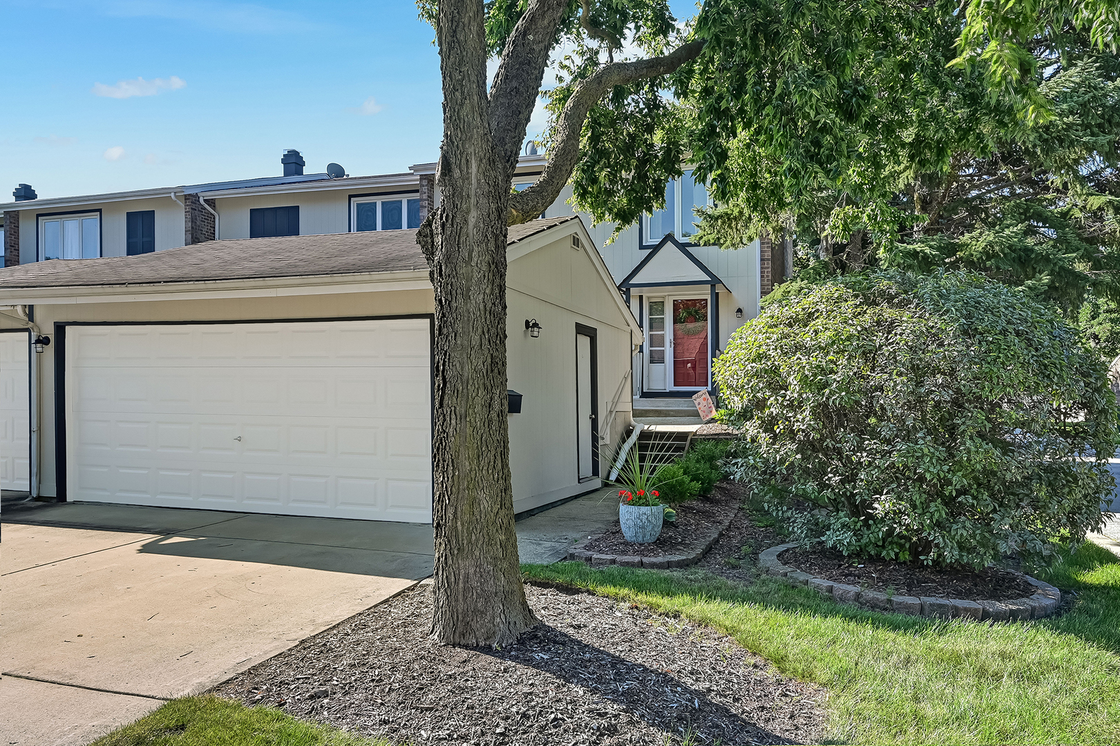 216 Pinewood Lane — photo
