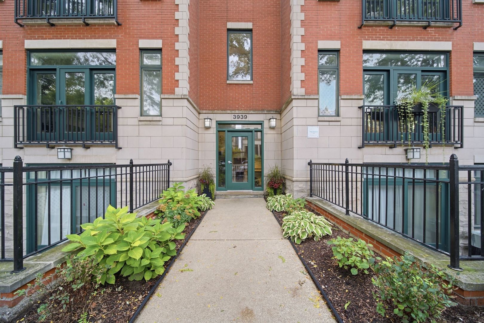 Home in Chicago, IL 60613 — photo 2