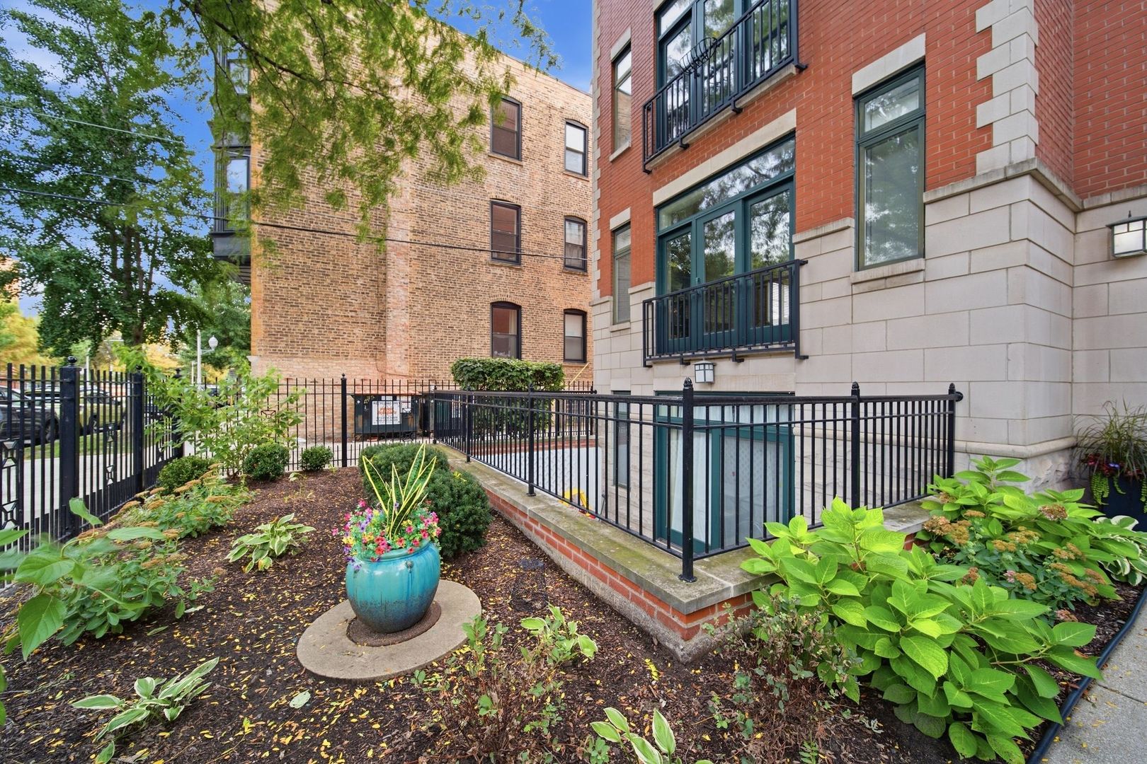 Home in Chicago, IL 60613 — photo 3