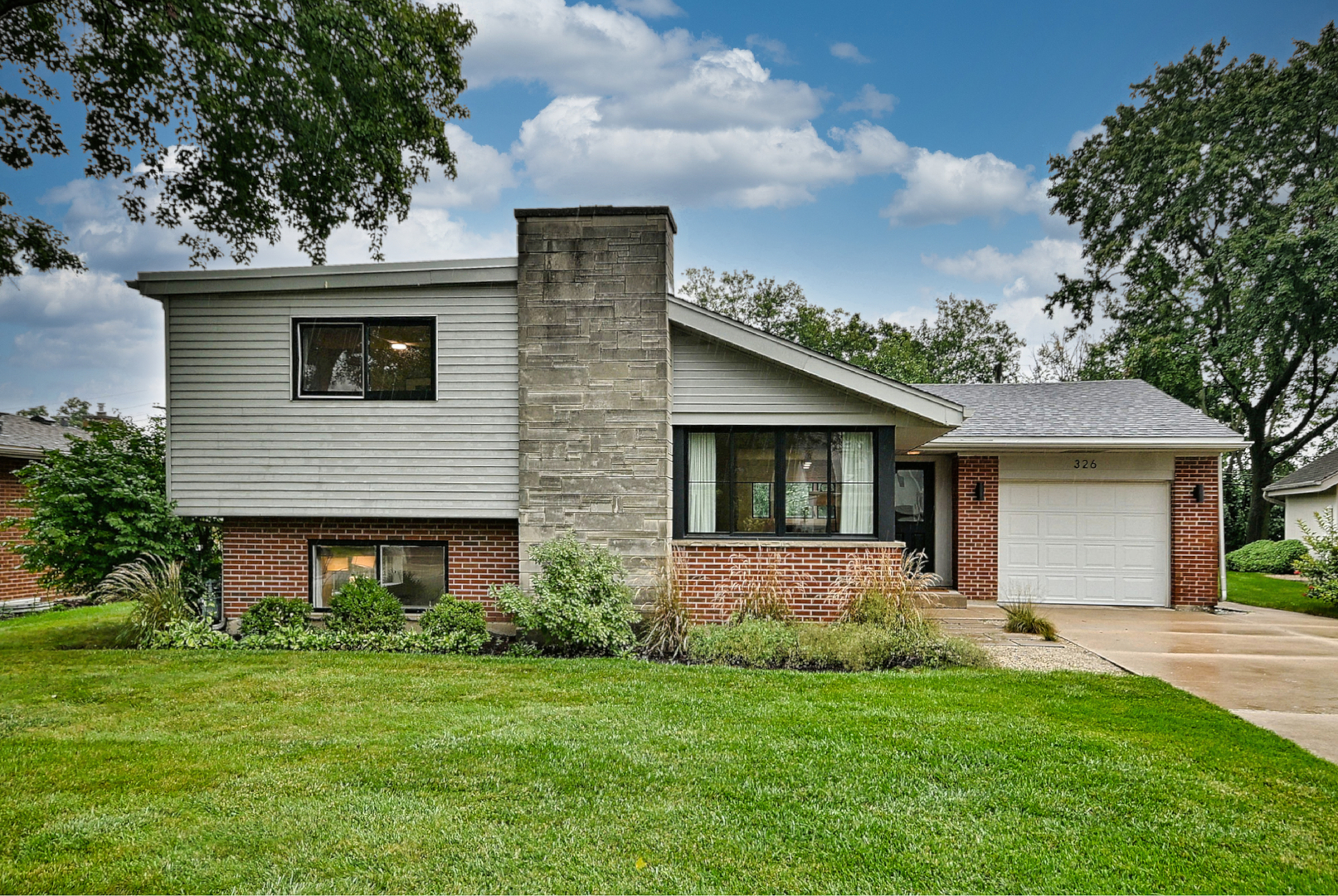 326 E Huntington Lane — photo