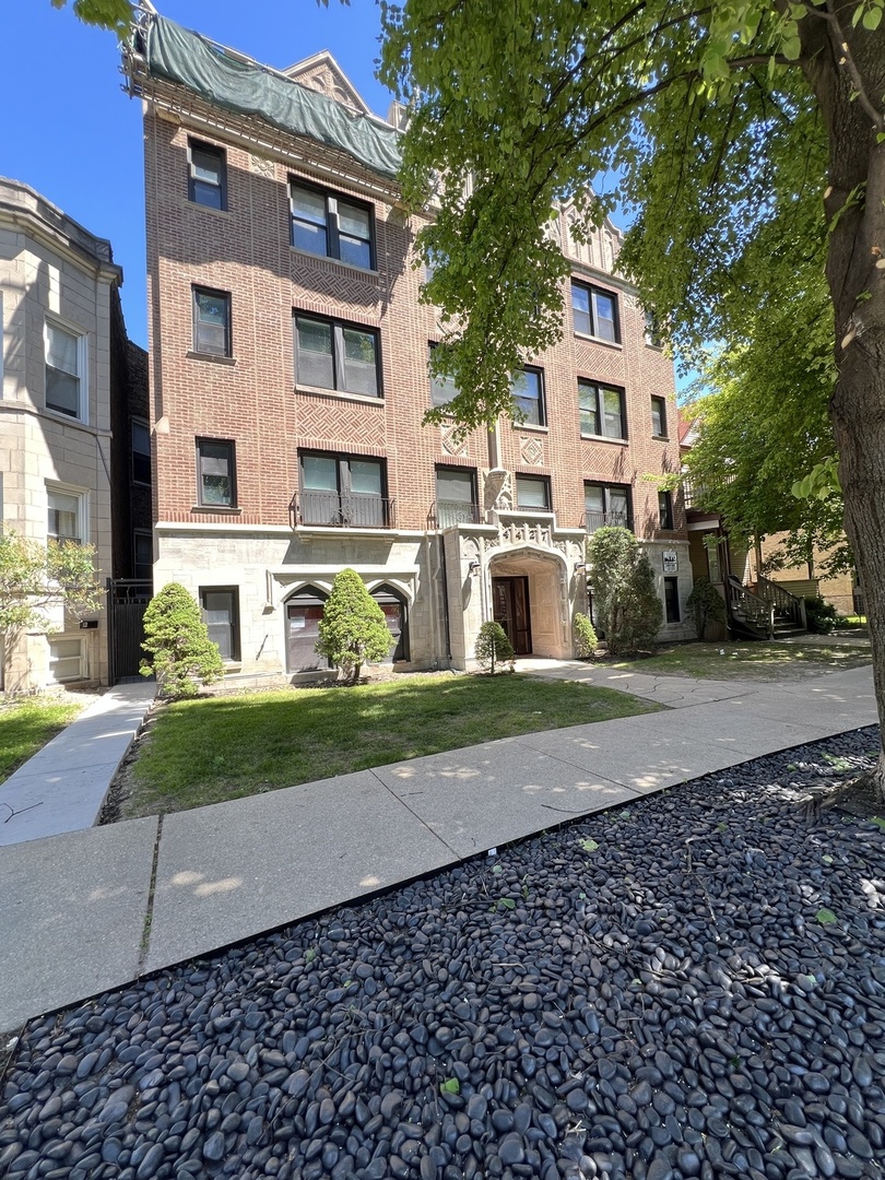 4427 N Seeley Avenue Unit 103 — photo