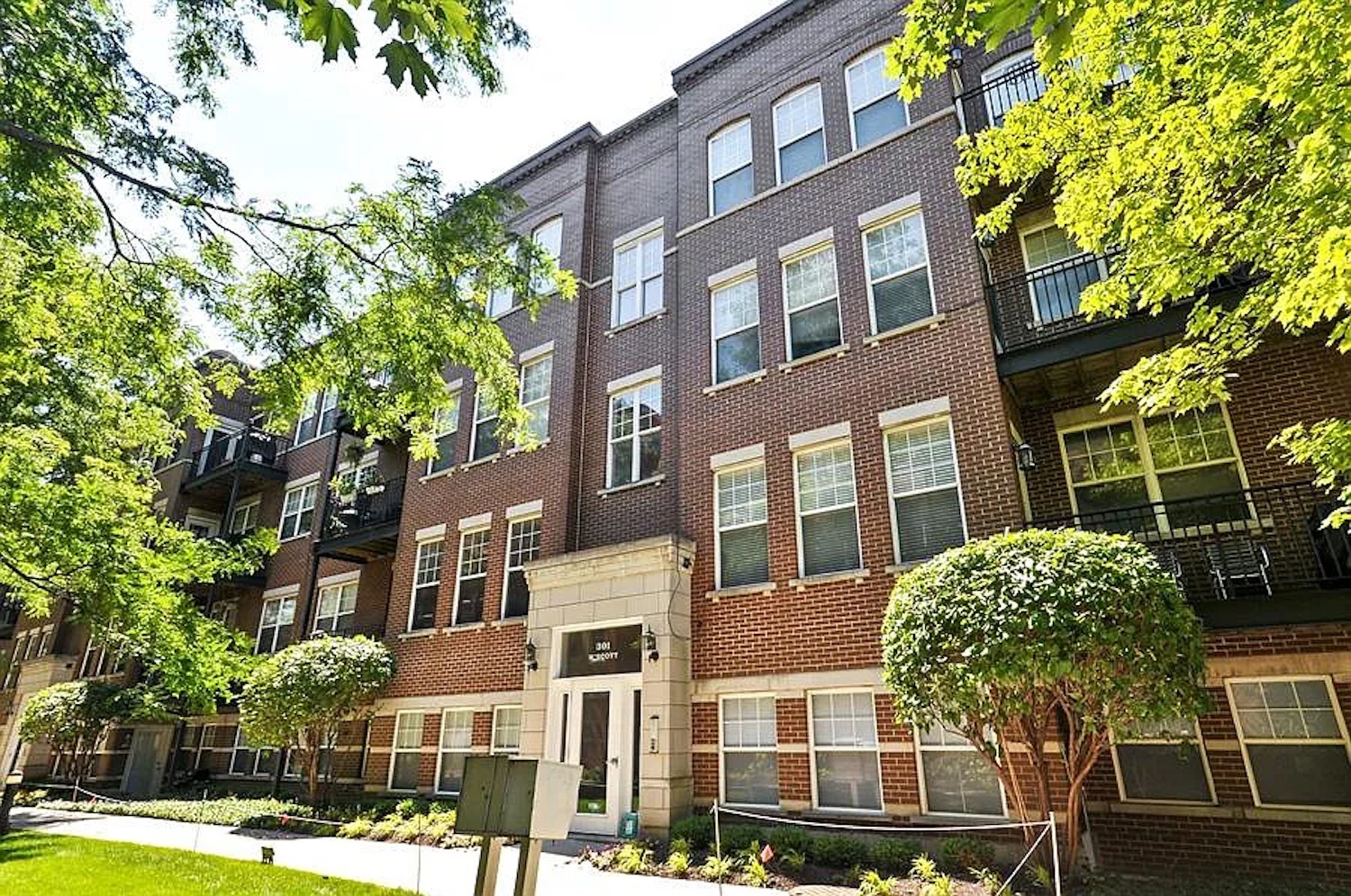 301 W Scott Street 204 — photo