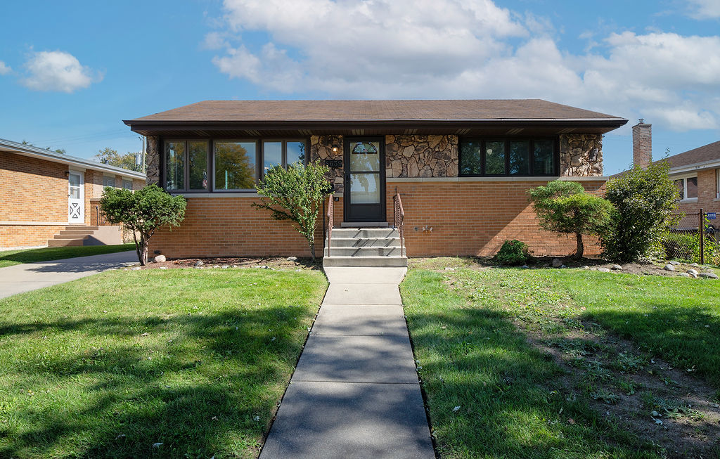Home in Niles, IL 60714 — photo 2