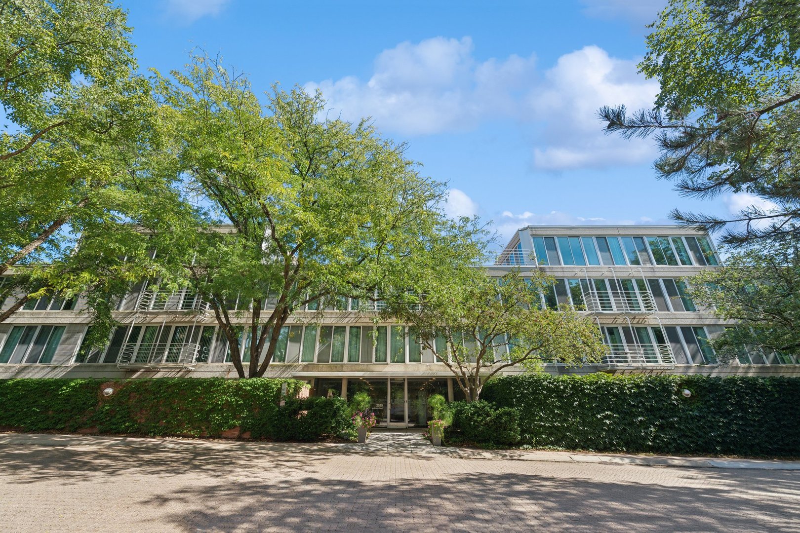 2525 Wellington Court 302 — photo