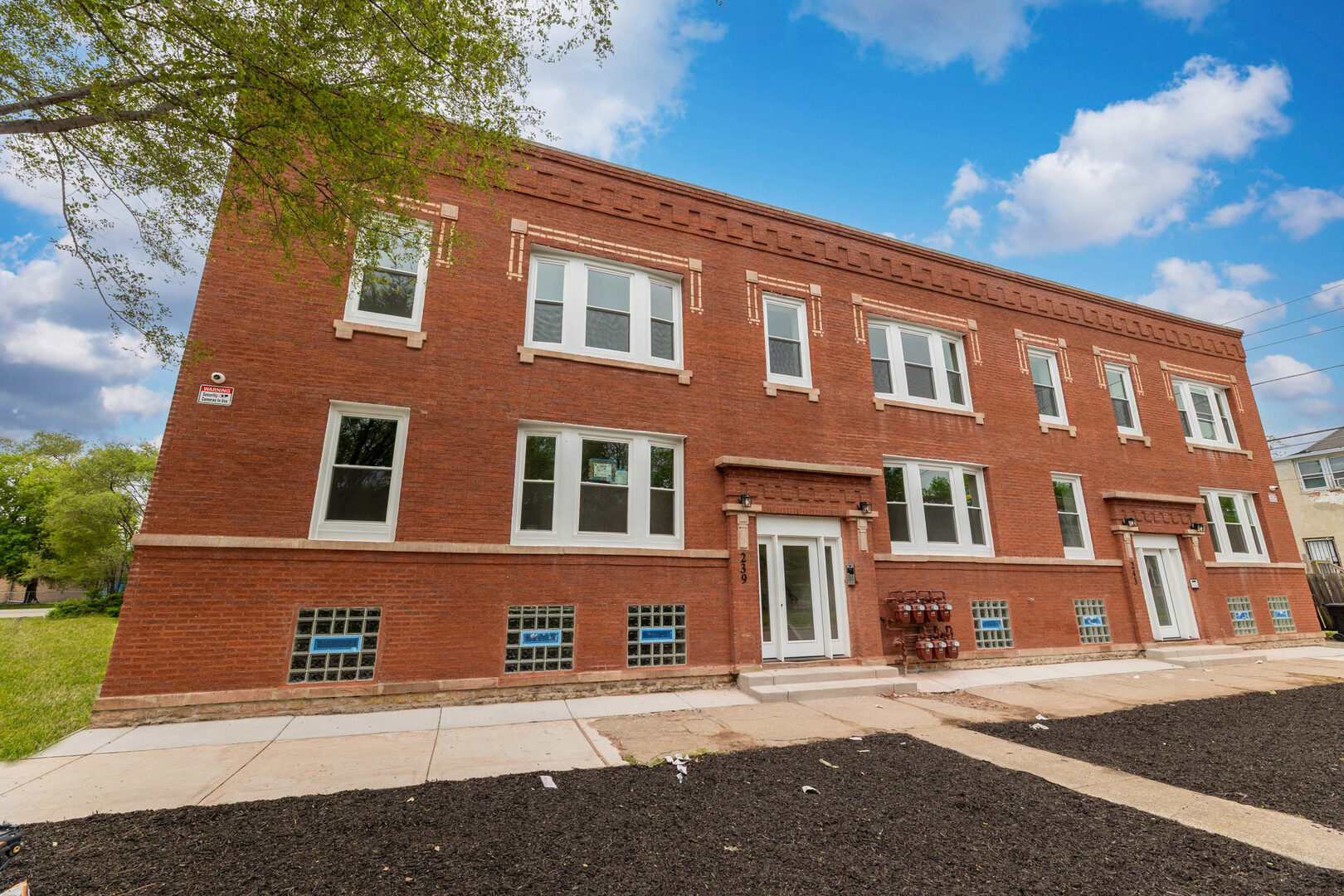Home in Chicago, IL 60621 — photo 2