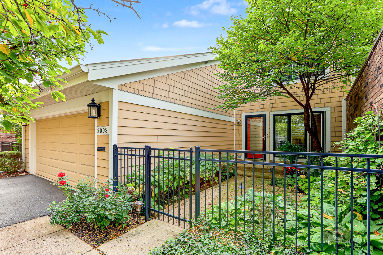 2098 Creekside Drive — photo