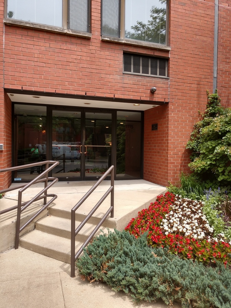 Home in Chicago, IL 60605 — photo 2