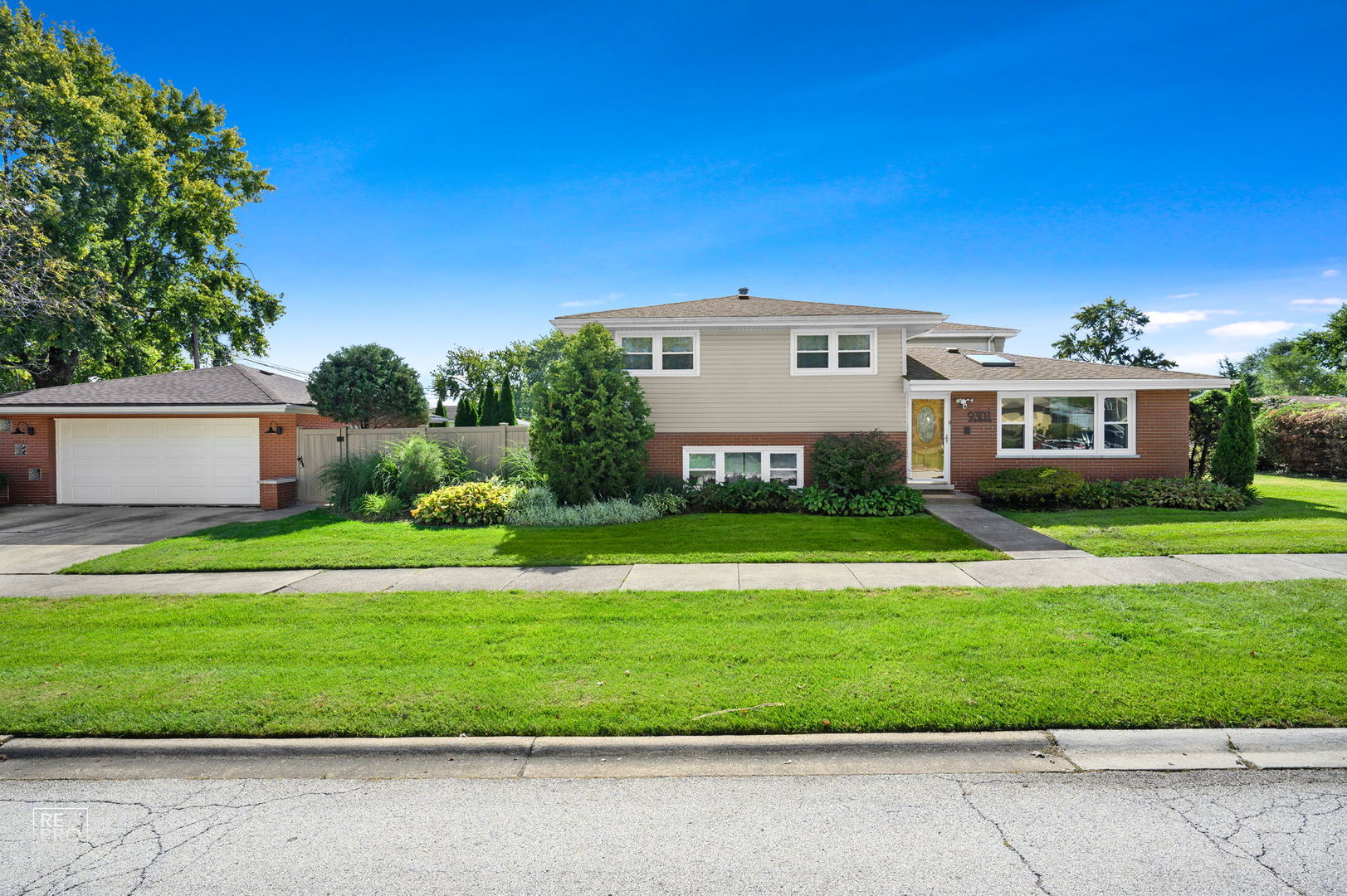 9301 S 81st Court — photo