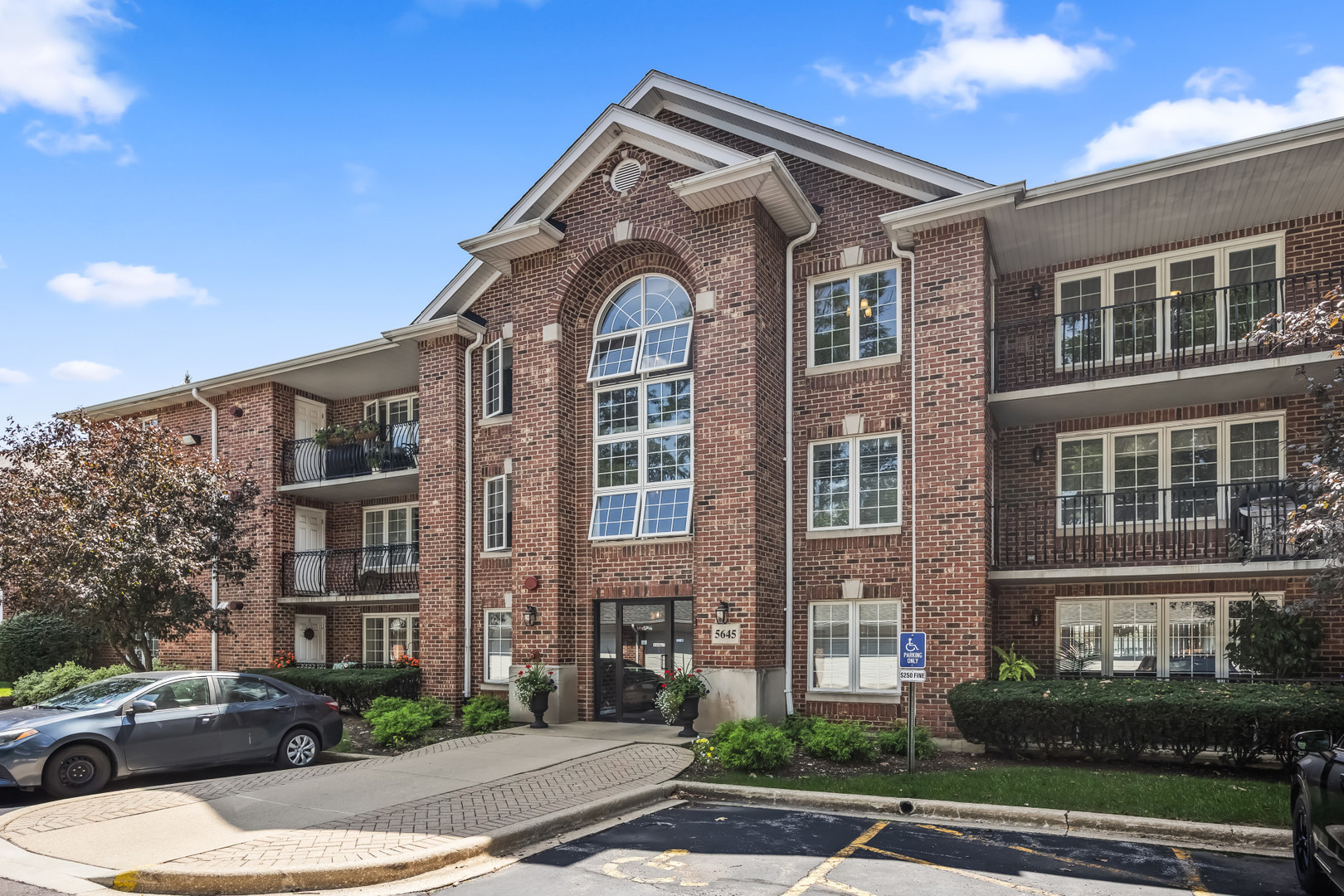 5645 S Cass Avenue Unit 102 — photo