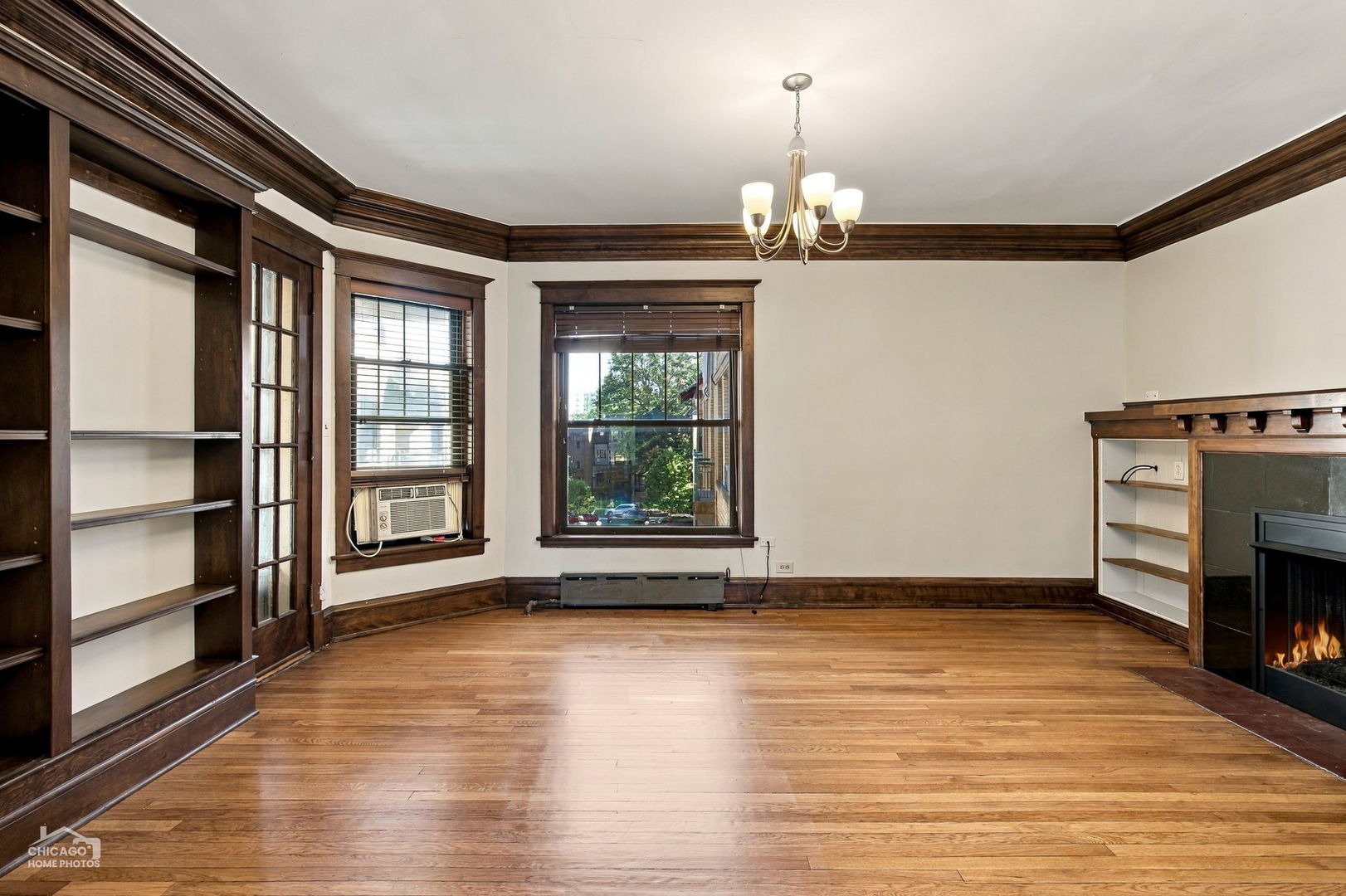 Home in Chicago, IL 60637 — photo 3