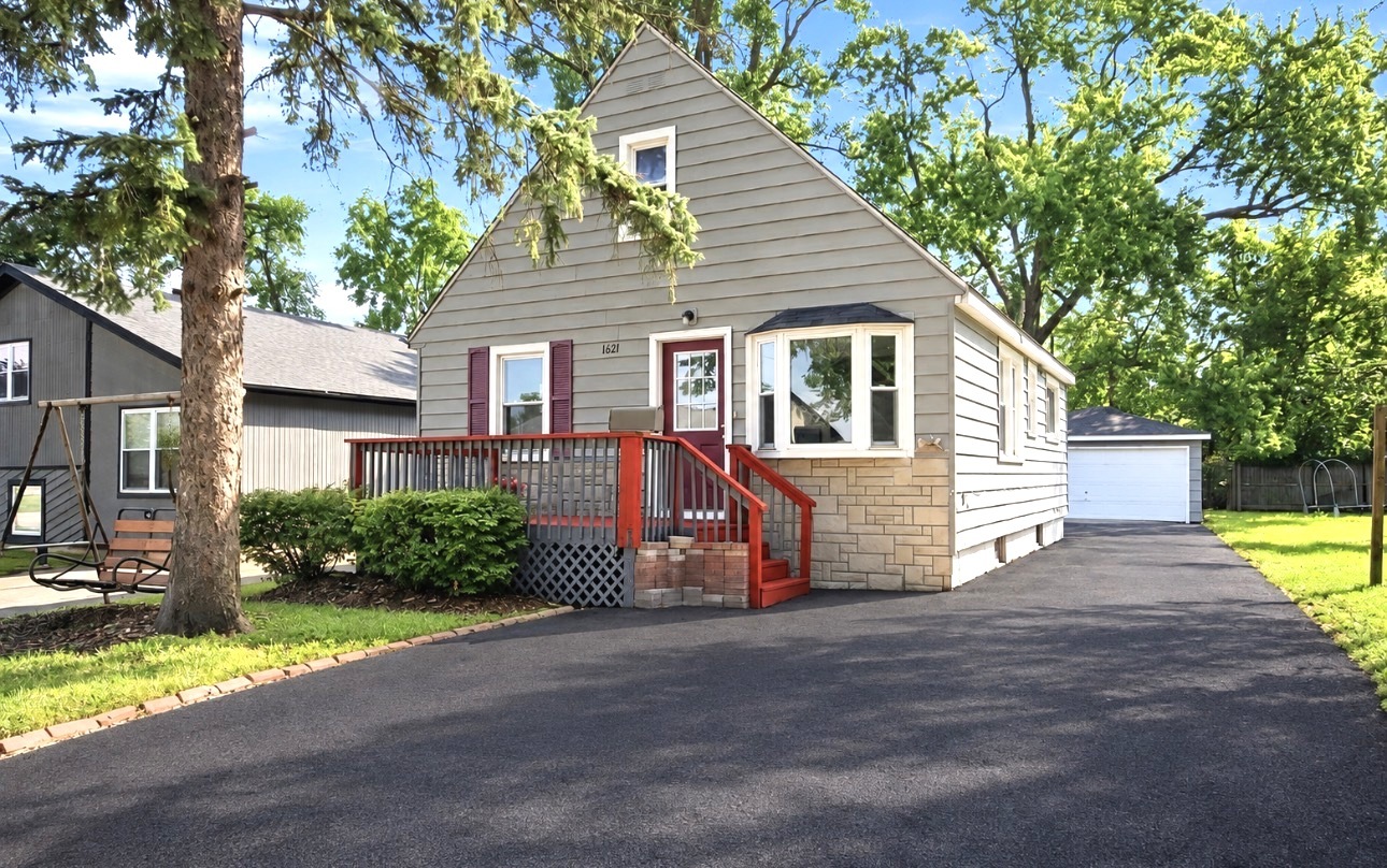 1621 Round Lake Drive — photo