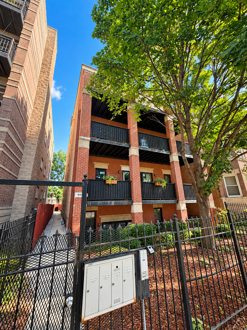 4447 S Indiana Avenue Unit 1R — photo