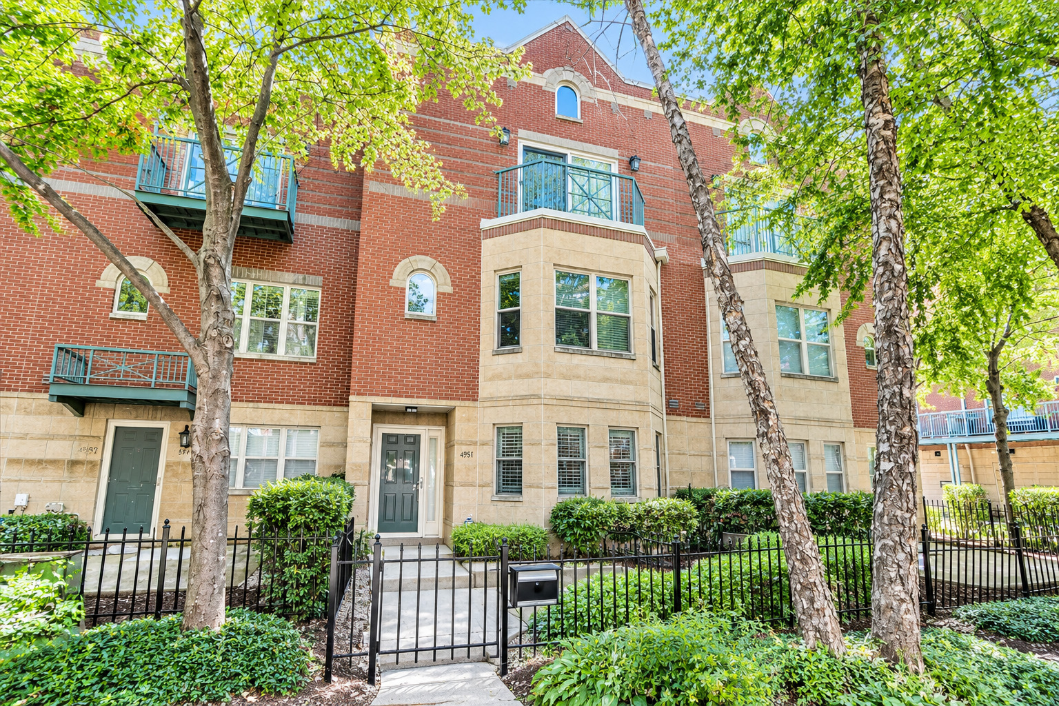 4530 S Woodlawn Avenue Unit 305 — photo
