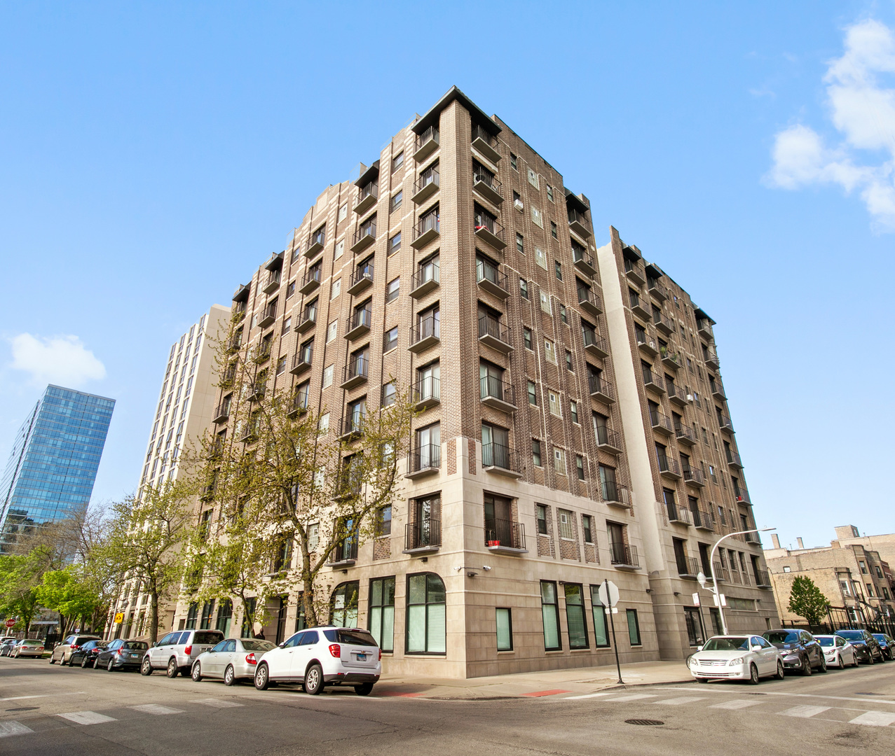 4520 N Clarendon Avenue Unit 403 — photo
