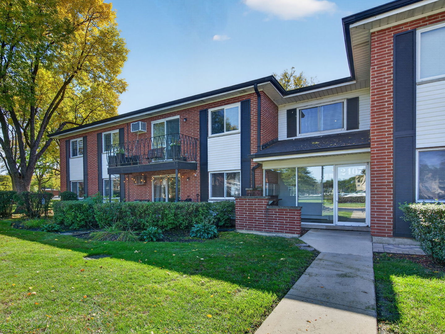 2407 E Brandenberry Court Unit 1L — photo