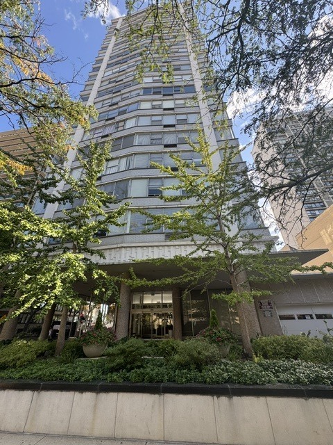 5757 N Sheridan Road Unit 15E — photo