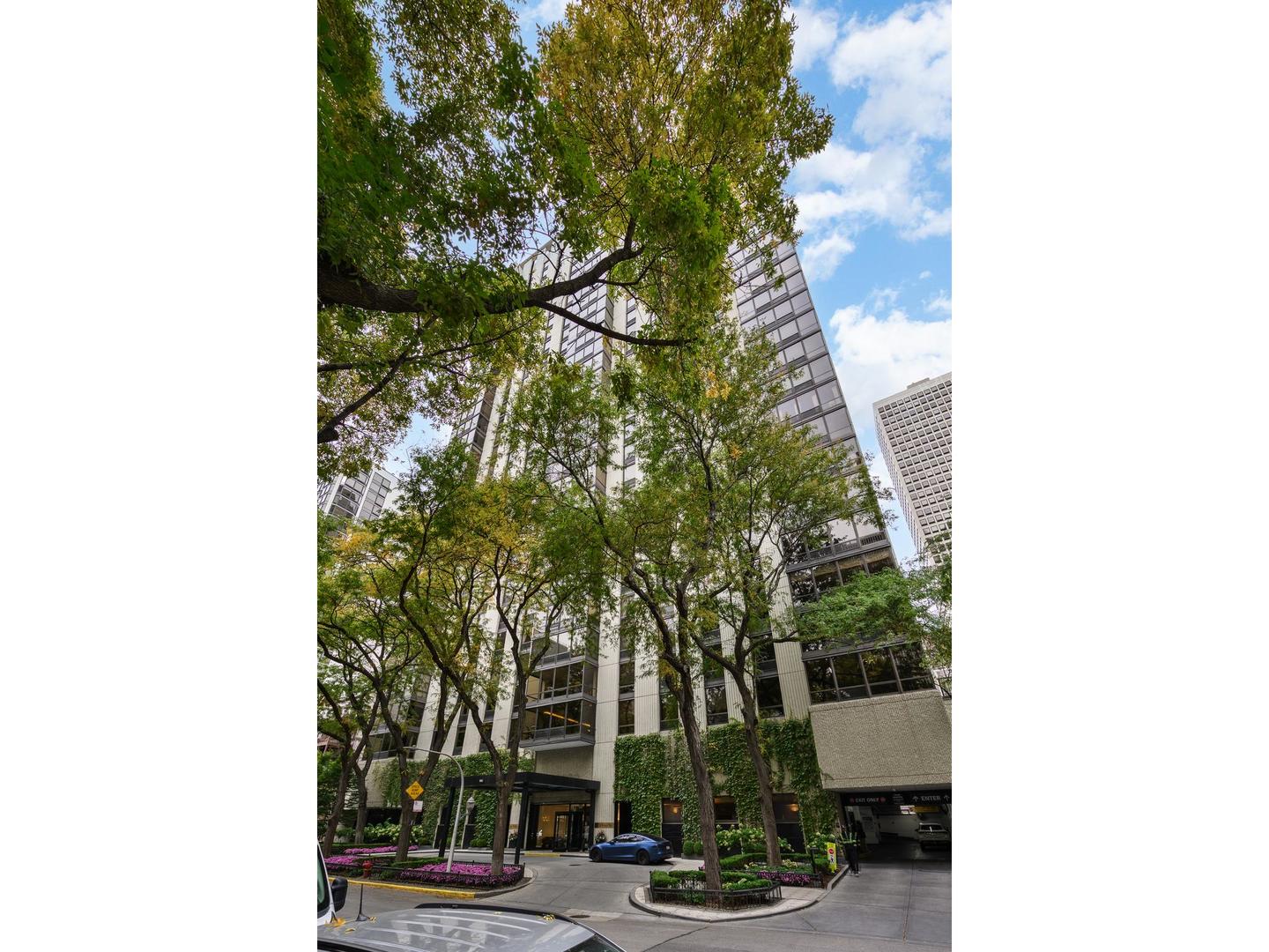 100 E Bellevue Place Unit 6a — photo