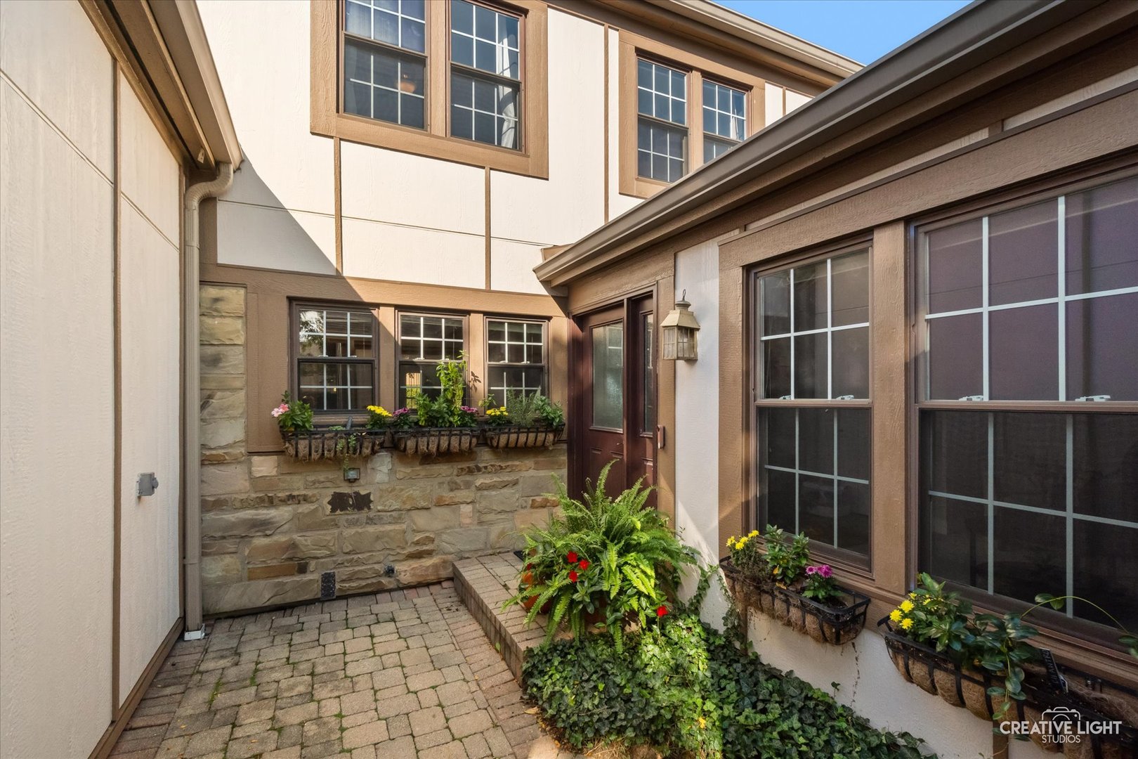 1045 Wheaton Oaks Drive — photo