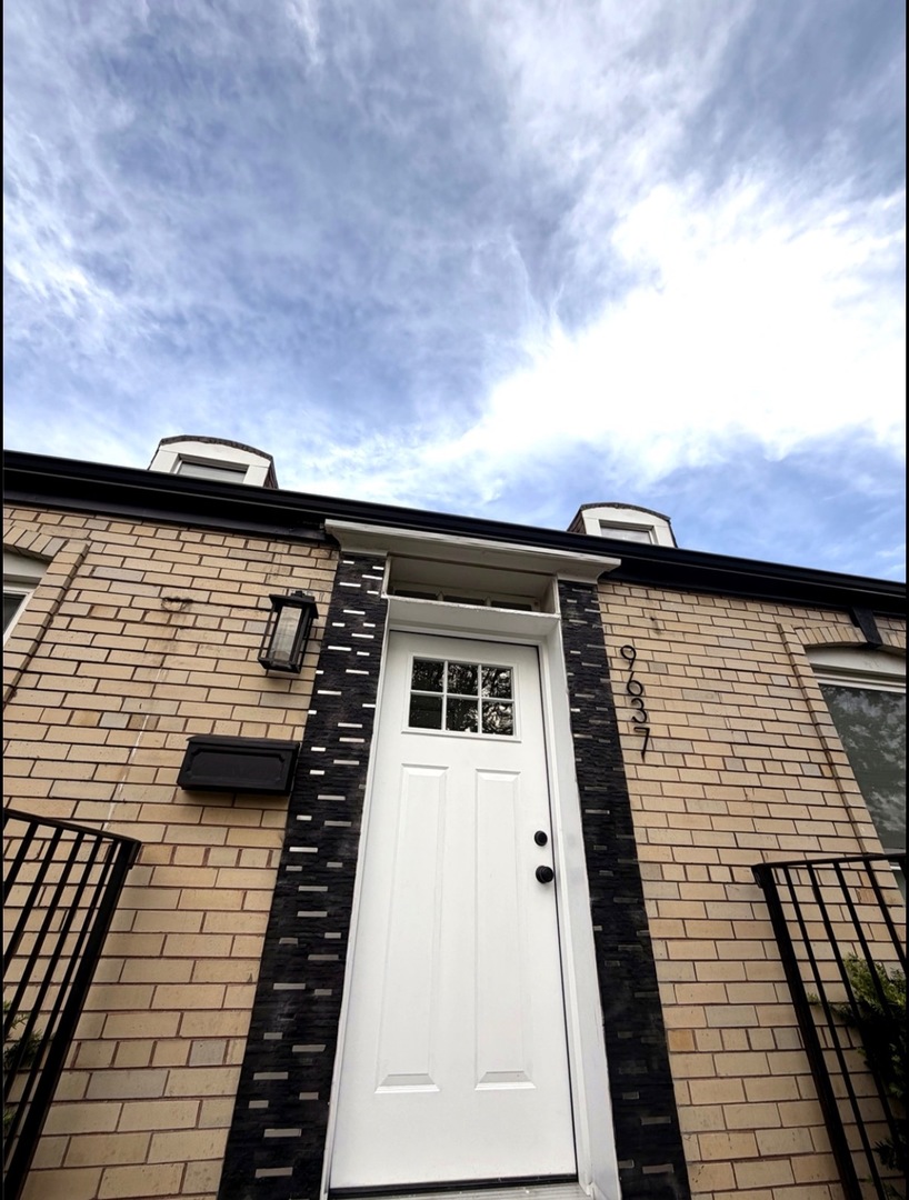 Home in Chicago, IL 60628 — photo 2