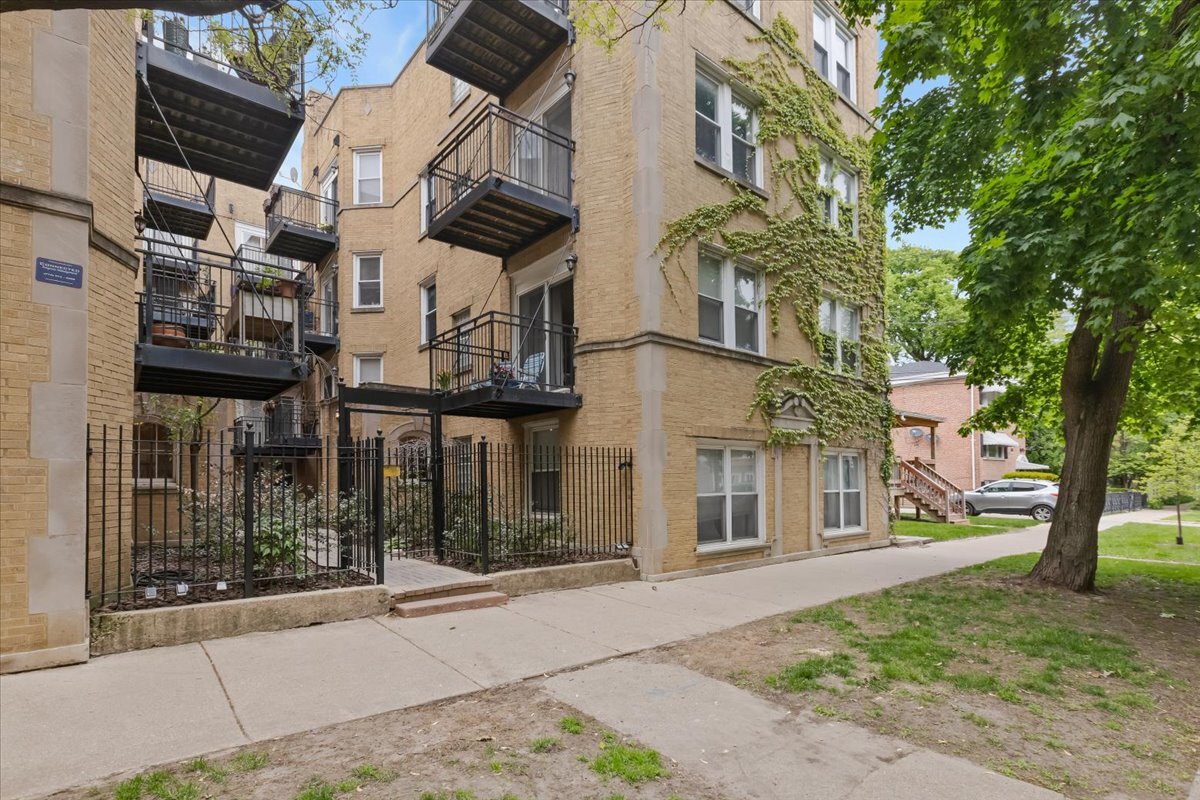 7050 N Damen Avenue Unit 3S — photo