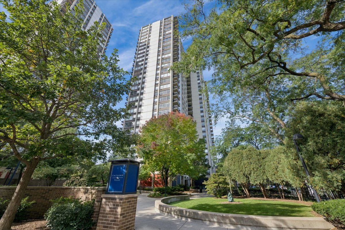 1360 N Sandburg Terrace Unit 1405C — photo