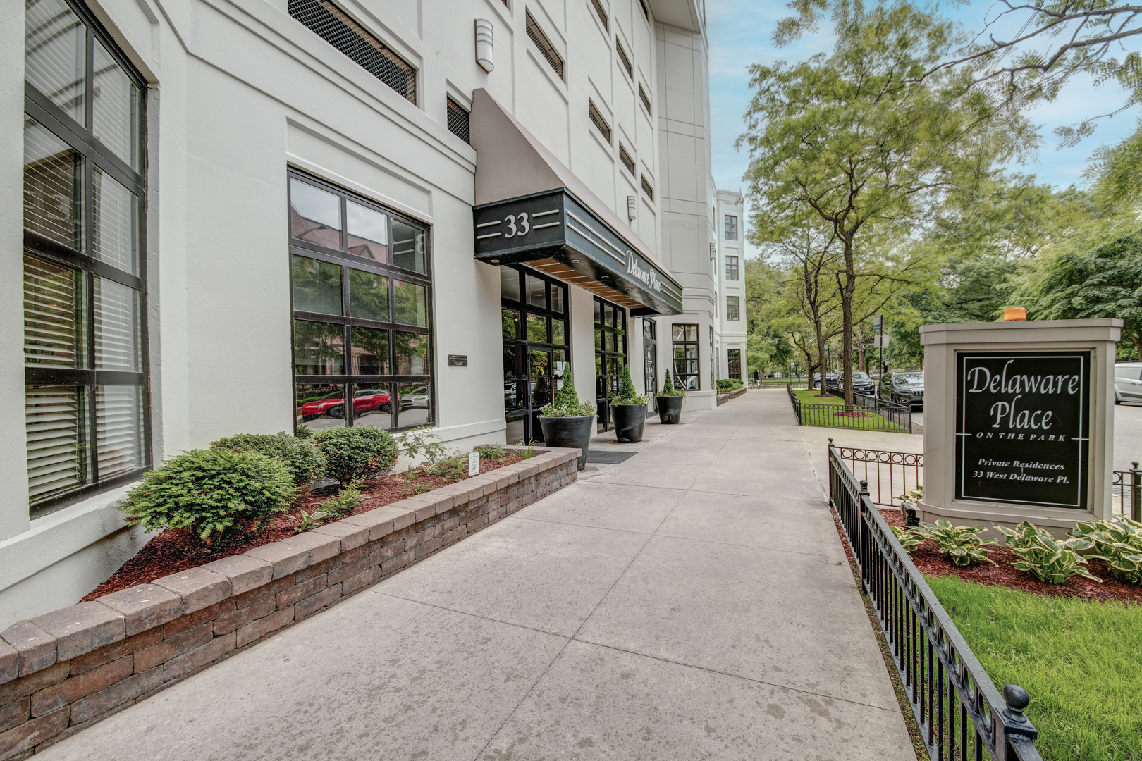 33 W Delaware Place Unit 19H — photo