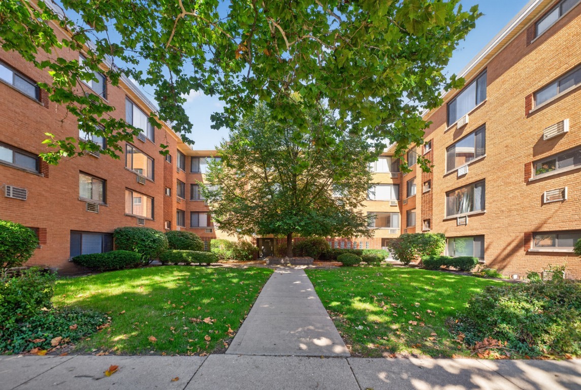 2710 W Lunt Avenue Unit 107 — photo