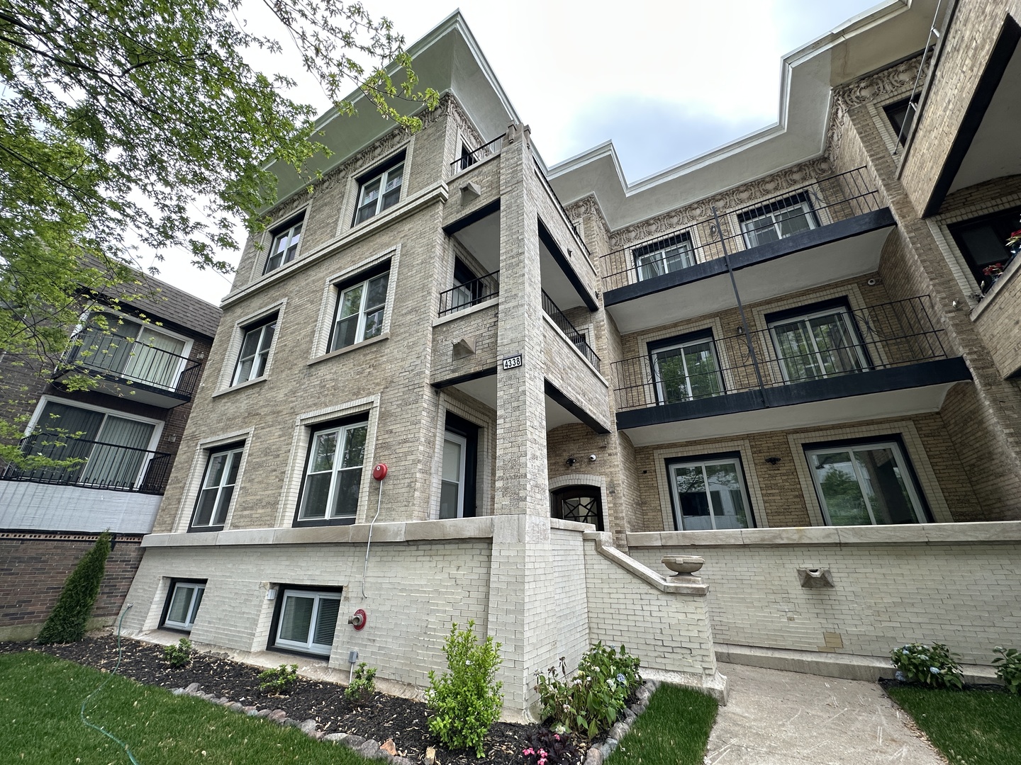 4338 N Clarendon Avenue Unit Gs — photo