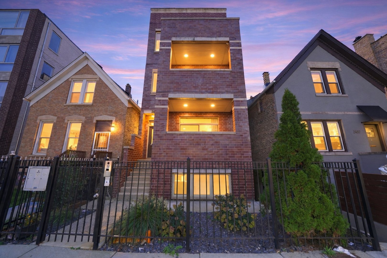 2435 W Augusta Boulevard Unit 3 — photo