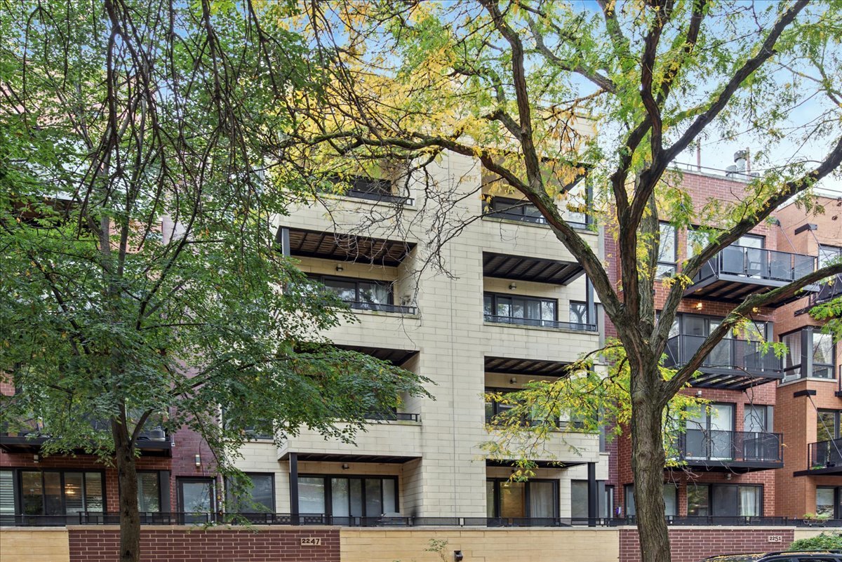 2247 W Wabansia Avenue Unit 204 — photo