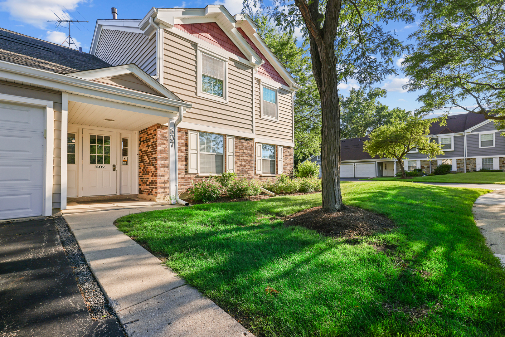 607 Eastview Court Unit 2Z — photo