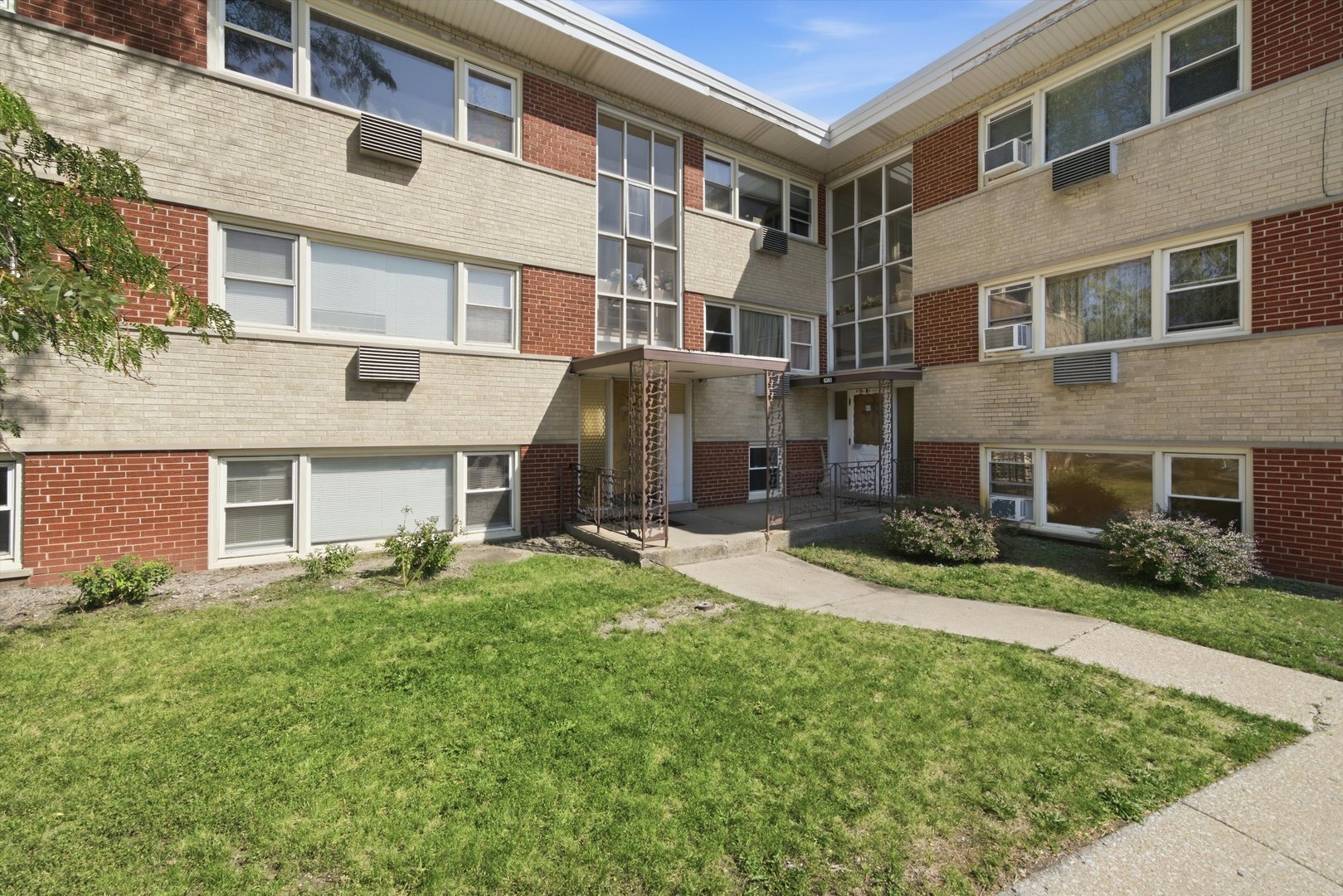 6361 W Addison Street — photo