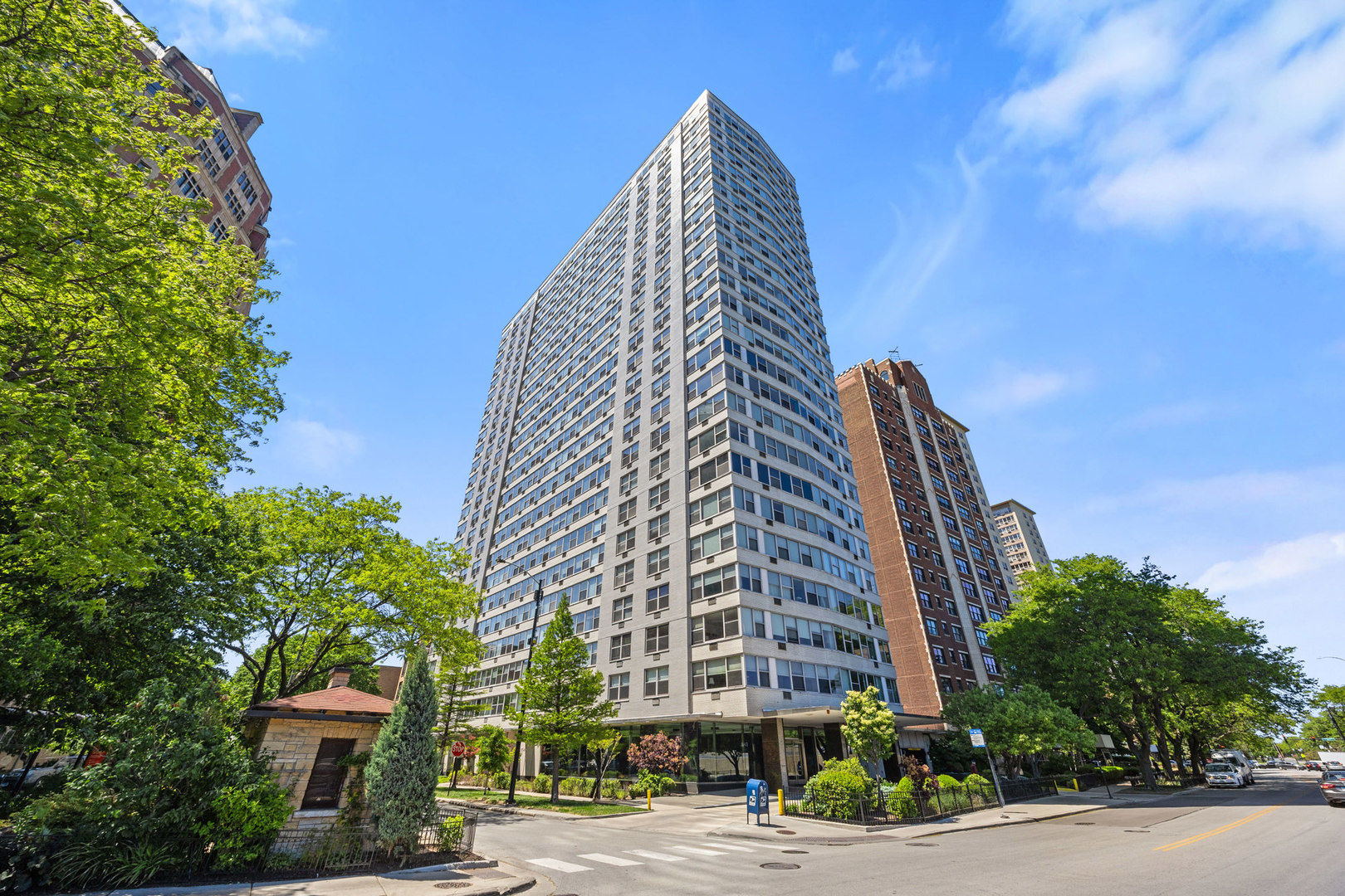 3900 N Lake Shore Drive Unit 17F — photo