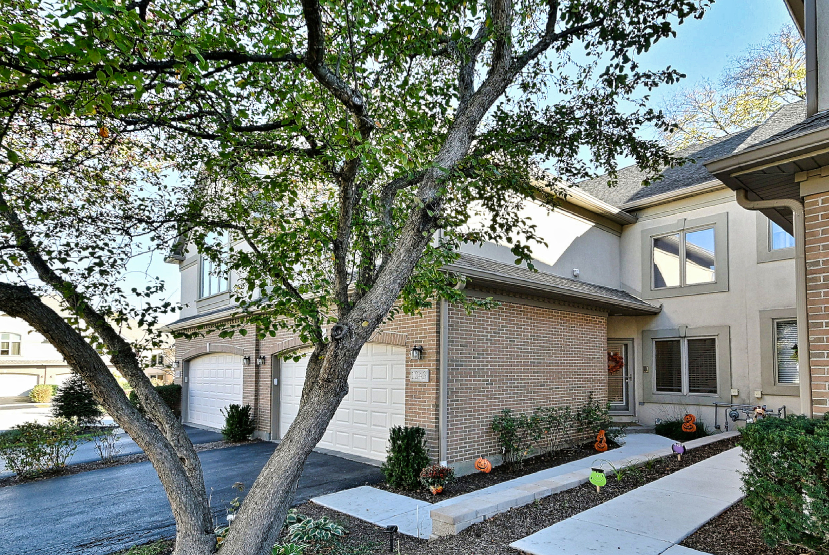 1043 W Sutton Court — photo