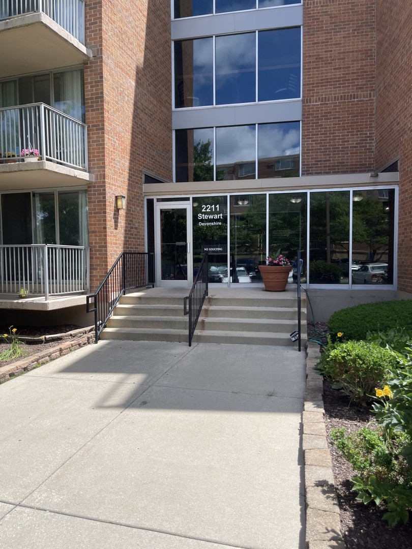 2211 S Stewart Avenue Unit 1C — photo