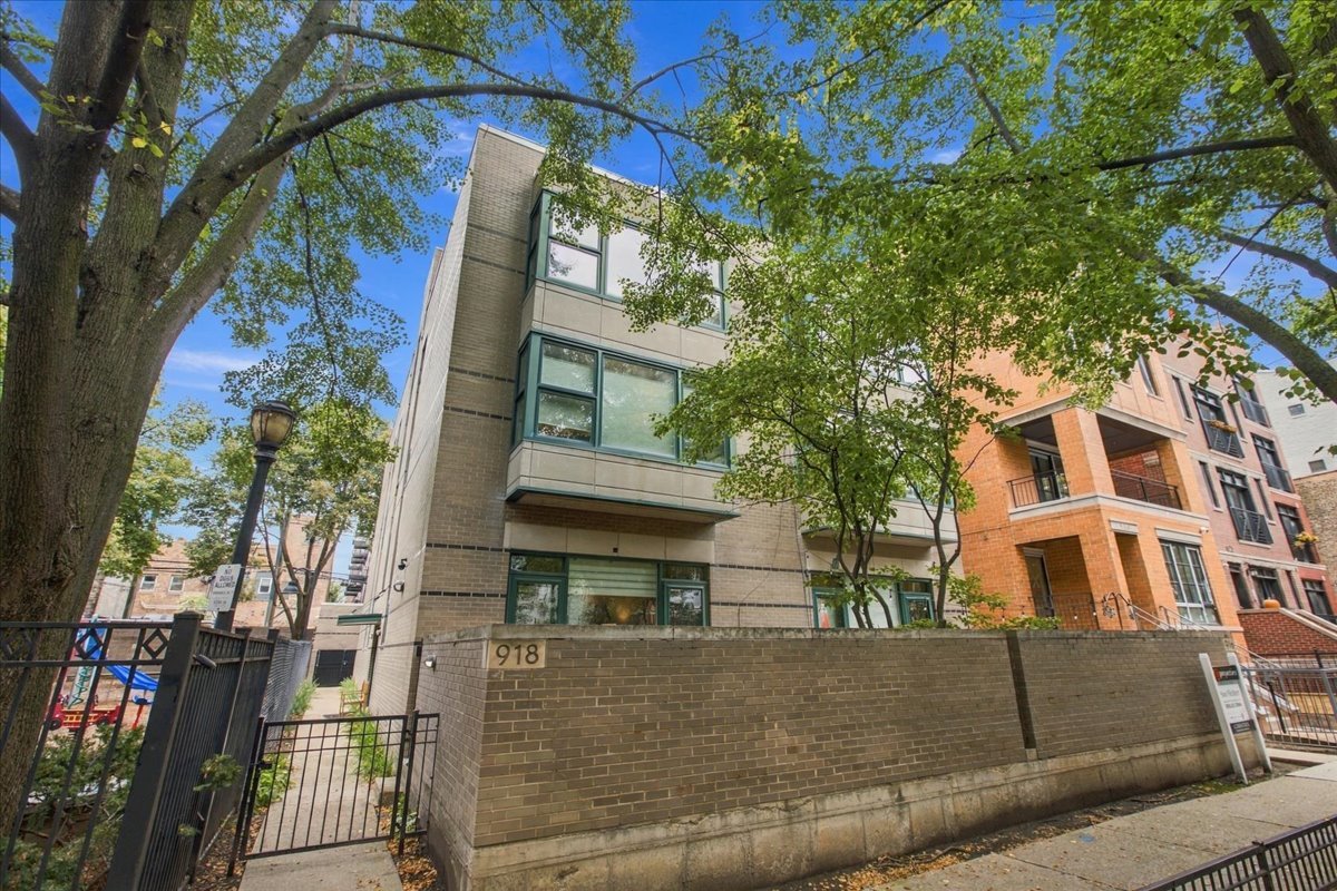 918 W Fletcher Street Unit C — photo