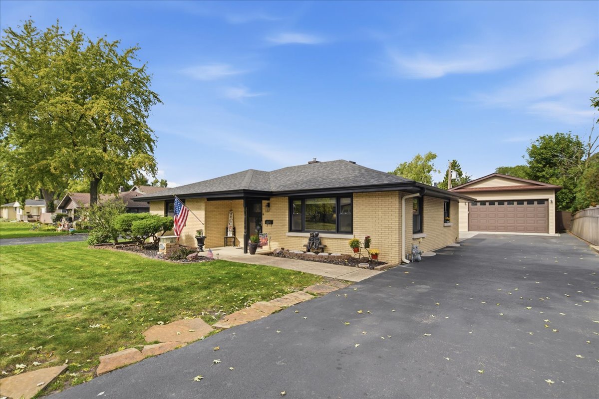 Home in Joliet, IL 60435 — photo 2