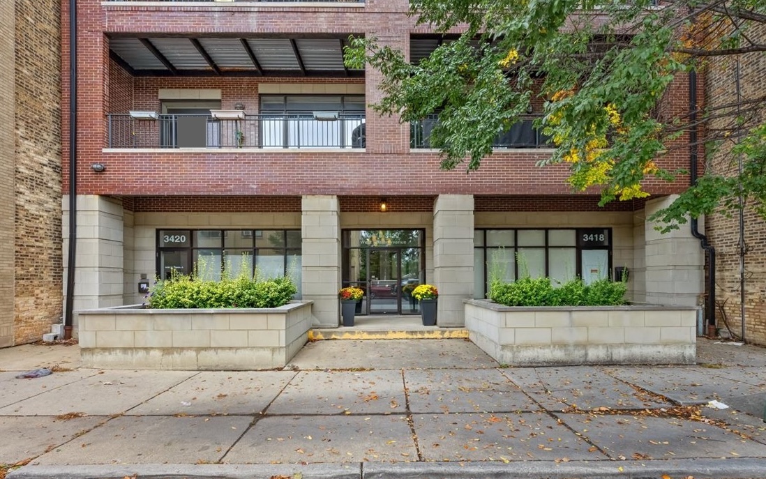 3418 W Foster Avenue Unit 202 — photo