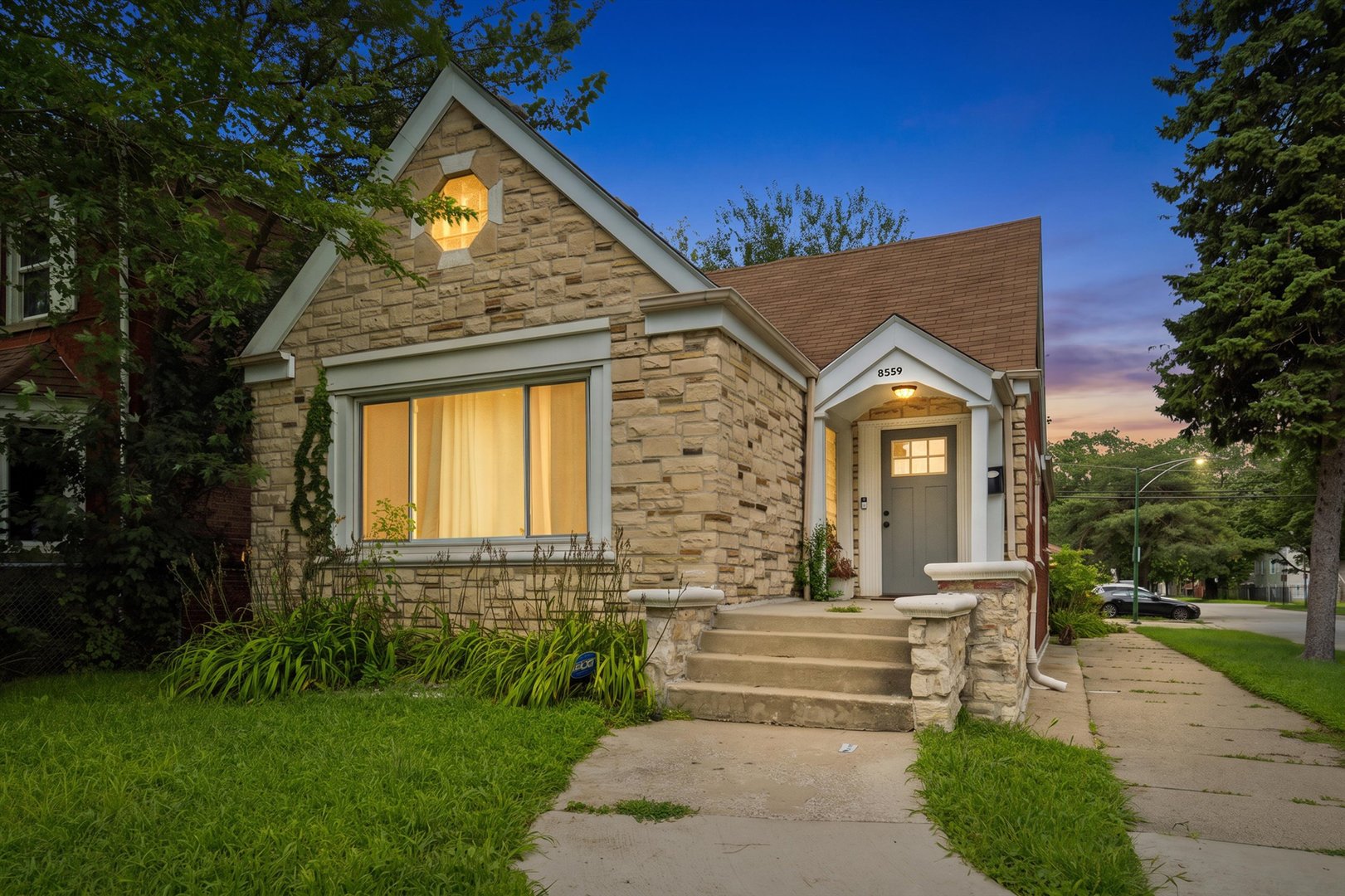 Home in Chicago, IL 60617 — photo 2