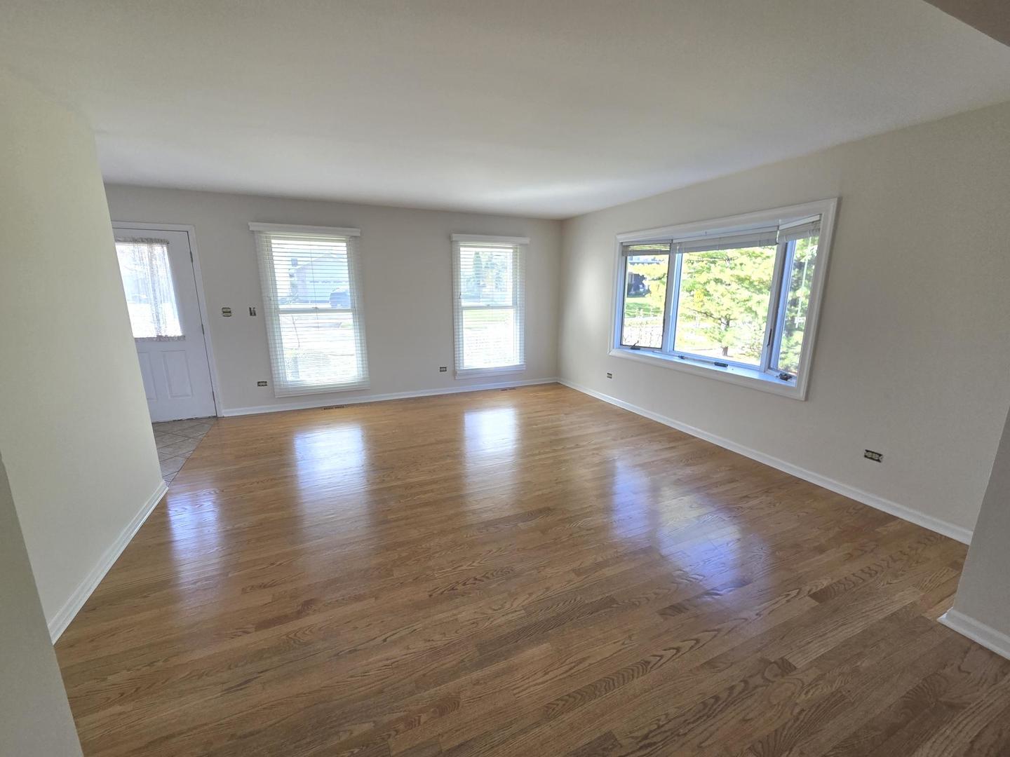Home in Schaumburg, IL 60193 — photo 3