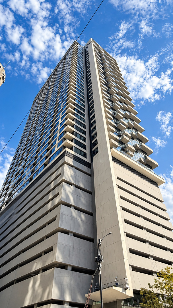 235 W Van Buren Street Unit 3911 — photo